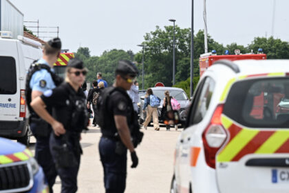 o supraveghetoare scolara a fost ucisa de un elev la un colegiu din franta macron denunta un val de violenta fara sens 684836602033b