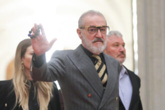 patriarhul daniel ii interzice lui becali sa mai cante la strana catedralei patriarhale nu are competente muzicale adecvate 6842fe6edd876