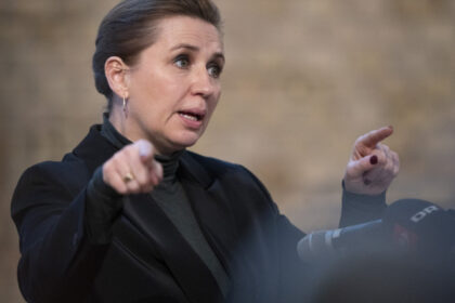 premierul danez vrea sa interzica valul integral si sa desfiinteze salile de rugaciune din scoli dumnezeu trebuie sa cedeze trecerea 6841c42ee5c21