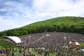 procesiunea de rusaliile catolice de la sumuleu ciuc sunt asteptati peste 300 000 de oameni va fi prezent si presedintele ungariei 6843e8b0e5f2a