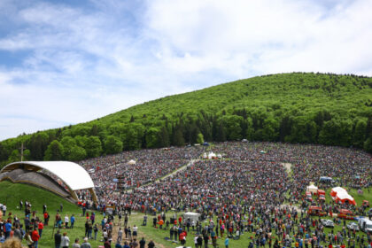 procesiunea de rusaliile catolice de la sumuleu ciuc sunt asteptati peste 300 000 de oameni va fi prezent si presedintele ungariei 6843e8b0e5f2a