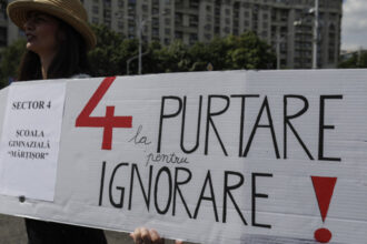 protest al sindicalistilor din educatie in 18 iunie prin purtarea de banderole sau ecusoane care le sunt nemultumirile 684c2d18bc3d3