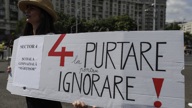 protest al sindicalistilor din educatie in 18 iunie prin purtarea de banderole sau ecusoane care le sunt nemultumirile 684c2d18bc3d3