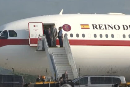 regele spaniei felipe al vi lea a ajuns luni seara la sibiu marti merge la poligonul cincu cu presedintele nicusor dan 684721c80eedd