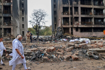 salvatorii cauta supravietuitori si resturi ale avionului air india in ahmedabad modi scena dezastrului este sfasietoare 684bd65253a85