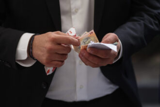 sondaj peste 77 dintre romani sunt de acord cu reducerea cheltuielilor de functionare a statului altele decat cele cu angajatii 684019b4a0a29