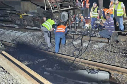 traficul feroviar a fost reluat pe un fir pe distanta rosiori maldaeni continua operatiunile pentru repunerea pe sine trenului deraiat 684522c041dac