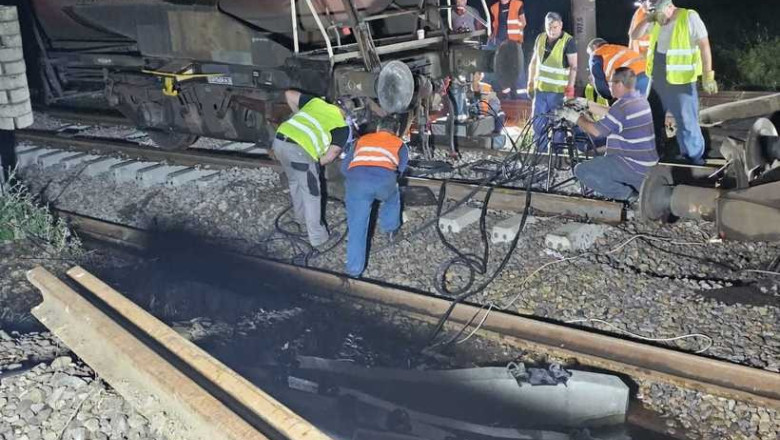traficul feroviar a fost reluat pe un fir pe distanta rosiori maldaeni continua operatiunile pentru repunerea pe sine trenului deraiat 684522c041dac