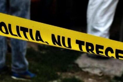 tragedie la iasi o femeie din iasi a plecat la cumparaturi dar cand s a intors acasa si a gasit sotul spanzurat cu un elastic de usa sifonierului in dormitor 68526cb3466c5