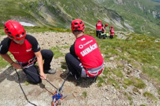 trei ucraineni rataciti in munti gasiti dupa 9 ore de cautare cu ajutorul sts salvatorii indusi in eroare de un apel din irlanda 684d2a3a4738e