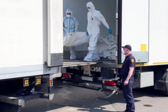 ucrainenii ii acuza pe rusi ca au amestecat trupurile propriilor militari cu cele ale soldatilor kievului la ultimul astfel de schimb 68506a0d2830a