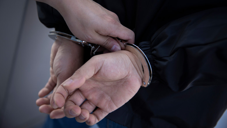 un barbat a fost condamnat la inchisoare cu executare dupa ce a lovit din reflex un jurnalist intr un tribunal din berlin 6849bc6ec9d7d