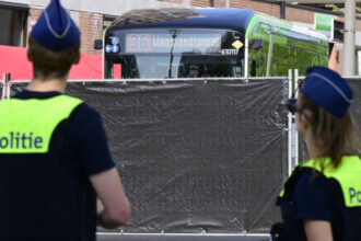 un barbat a inceput sa atace cu cutitul la intamplare pasagerii dintr un autobuz in belgia un mort si doi raniti 68505c005094e