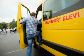un primar din iasi ameninta sa lase elevii fara microbuz scolar si hartie igienica pentru ca nu au avut rezultate bune la invatatura 6842fbfc5c5b7