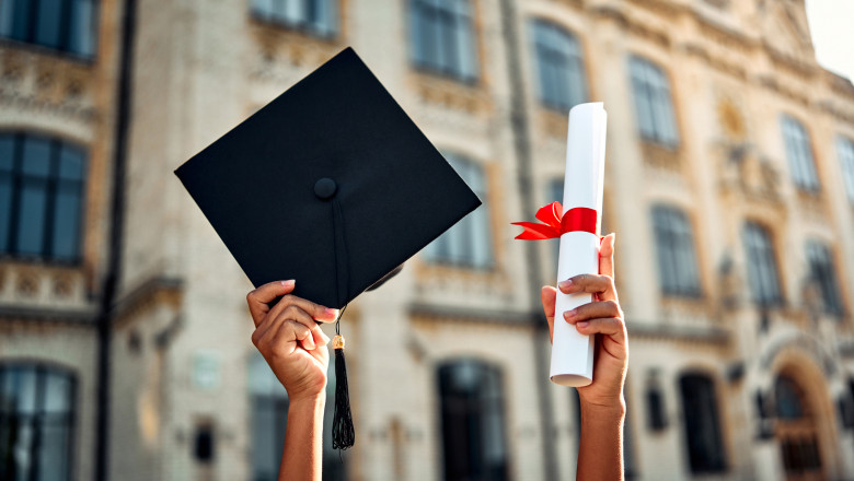 video absolventi de facultate la 70 de ani motivul pentru care si au dorit sa fie studenti la varsta a treia viata e frumoasa daca o faci 683fc55fd31de