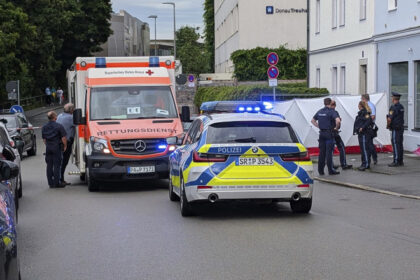 video alerta intr un oras din germania un barbat a intrat cu masina intr un grup de oameni in multime s ar fi aflat sotia si copilul lui 68447b1d76c08