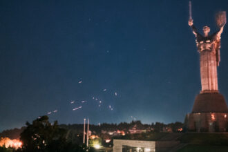 video atac rusesc de amploare cu drone si rachete asupra kievului cel putin patru morti si zeci de raniti alerte de raid in restul tarii 68427e82d3afa