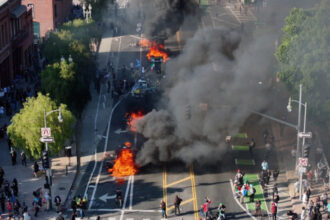 video autostrazi blocate si masini in flacari proteste uriase in los angeles trump cere arestarea protestatarilor care poarta masti 68467b3d7d2d6