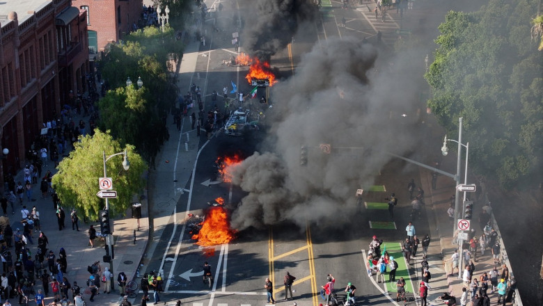 video autostrazi blocate si masini in flacari proteste uriase in los angeles trump cere arestarea protestatarilor care poarta masti 68467b3d7d2d6