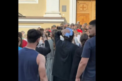 video conflict violent la catedrala metropolitana din cernauti mai multe persoane printre care si preoti au fost ranite 6851d0a3528dd