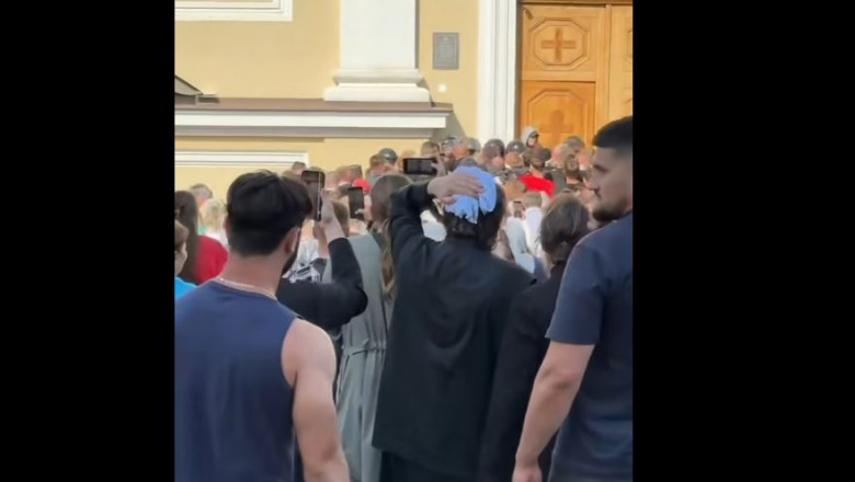 video conflict violent la catedrala metropolitana din cernauti mai multe persoane printre care si preoti au fost ranite 6851d0a3528dd