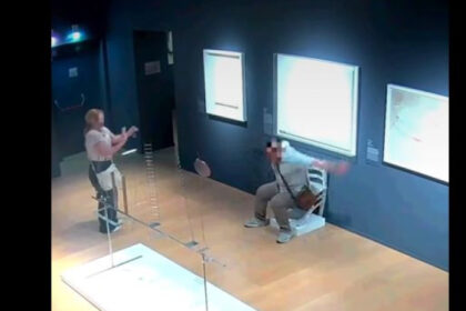 video cosmarul oricarui muzeu momentul in care un turist se asaza pe o opera de arta la verona si o distruge 6850390148f6c