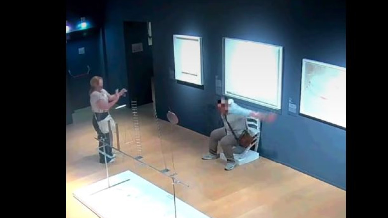 video cosmarul oricarui muzeu momentul in care un turist se asaza pe o opera de arta la verona si o distruge 6850390148f6c