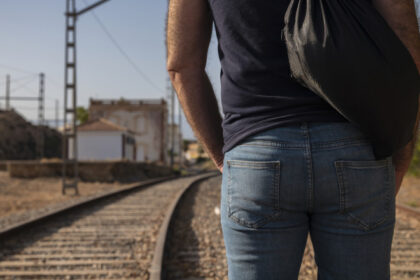 video inconstienta pe calea ferata cum isi pun viata in pericol in fiecare zi sute de oameni in garile din romania e riscul nostru 684a53af8b64a