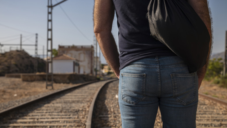 video inconstienta pe calea ferata cum isi pun viata in pericol in fiecare zi sute de oameni in garile din romania e riscul nostru 684a53af8b64a