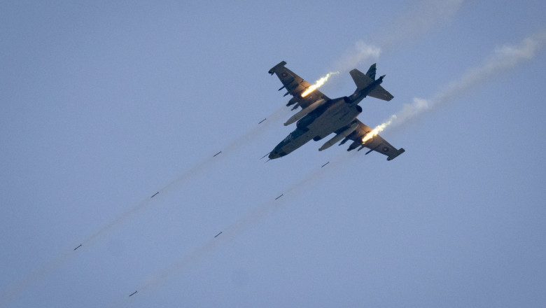 video momentul in care un avion su 25 rusesc se prabuseste in regiunea donetk cel mai probabil doborat de avionul cu care zbura in formatie 684c82698fdae