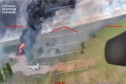 video noi imagini din operatiunea panza de paianjen momentul in care ucrainenii ataca un bombardier rusesc langa avioane deja in flacari 684478c997e17
