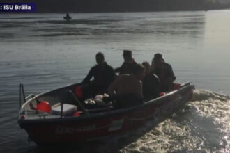 video o persoana este cautata cu scafandri dupa ce o barca s a rasturnat pe raul arges 68470a45a7e7a