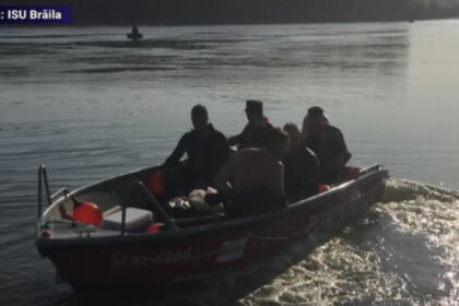 video o persoana este cautata cu scafandri dupa ce o barca s a rasturnat pe raul arges 68470a45a7e7a