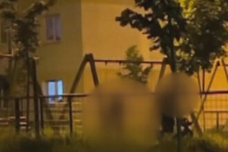 video scene socante intr un parc din brasov femeie batuta de sot in timp ce copilul plange in leagan agresorul a fost retinut 68465cdadbfc7