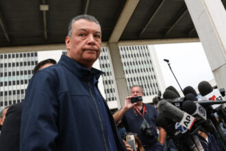 video senatorul democrat alex padilla a fost scos cu forta din incapere si incatusat in timpul unei conferinte sustinute de kristi noem 684ba3f5276c8