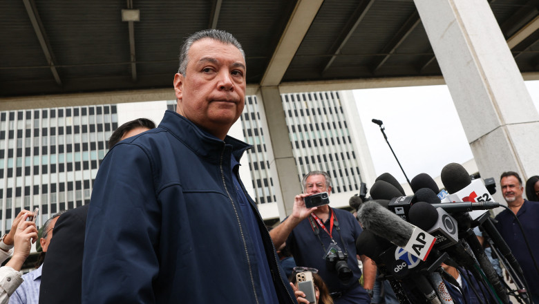 video senatorul democrat alex padilla a fost scos cu forta din incapere si incatusat in timpul unei conferinte sustinute de kristi noem 684ba3f5276c8