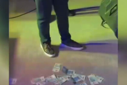 video un primar psd arunca cu bani la o petrecere cu manele de zilele comunei 30 de milioane de la mine pentru voi tata a a fara numar 68518e0e07e55