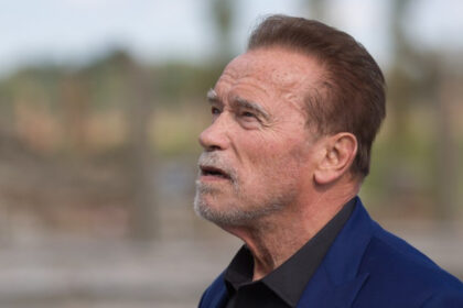 video va vorbeste arnold schwarzenegger surpriza pentru calatorii din metroul vienez de la terminator 683fc54358ea4