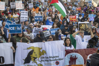 videofoto gaze lacrimogene si grenade sonore folosite de politie in centrul los angeles la proteste impotriva raidurilor anti imigratie 6843eafaac6bd