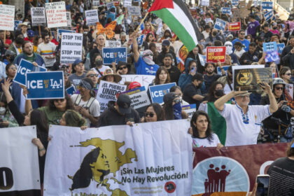 videofoto gaze lacrimogene si grenade sonore folosite de politie in centrul los angeles la proteste impotriva raidurilor anti imigratie 6843eafaac6bd