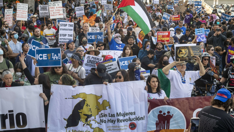 videofoto gaze lacrimogene si grenade sonore folosite de politie in centrul los angeles la proteste impotriva raidurilor anti imigratie 6843eafaac6bd