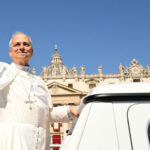 videofoto papa leon rupe codul vestimentar papal cu un accesoriu sport cum i a surprins pe fanii baseballului la vatican 684bf5cec99d9