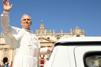 videofoto papa leon rupe codul vestimentar papal cu un accesoriu sport cum i a surprins pe fanii baseballului la vatican 684bf5cec99d9