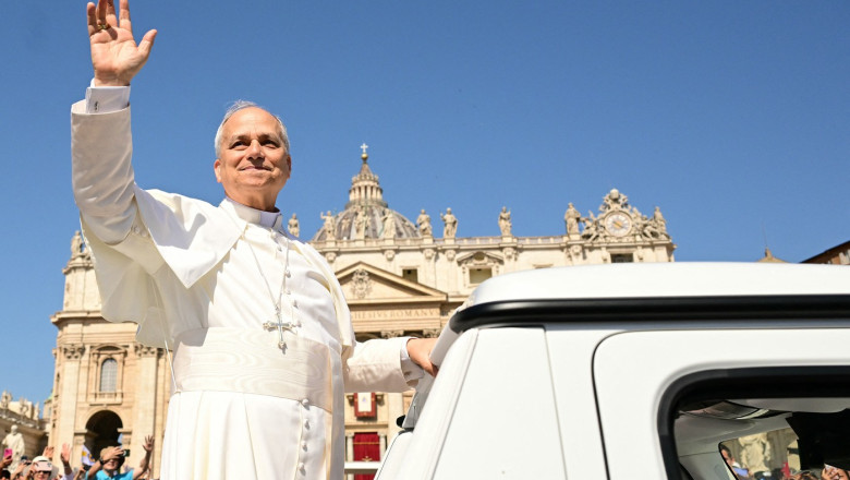 videofoto papa leon rupe codul vestimentar papal cu un accesoriu sport cum i a surprins pe fanii baseballului la vatican 684bf5cec99d9