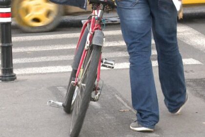 zeci de biciclisti si trotinetisti din iasi amendati drastic o tanara prinsa pe trotuar si pe trecerea de pietoni pe bicicleta 6851ee95a1853