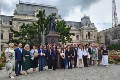 10 de 10 primaria iasi a premiat elevii cu medii maxime la bac si la evaluarea nationala 68790b2cdf813