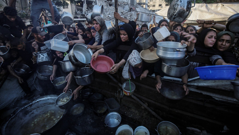 93 de palestinieni care asteptau sa primeasca ajutoare umanitare au fost ucisi de fortele israeliene acuza apararea civila din gaza 687dee90f1627