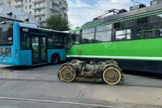 accident foarte grav in bucuresti intre un tramvai si un autobuz 11 persoane au fost ranite 6 ambulante smurd intervin video 688b3111ba7fb