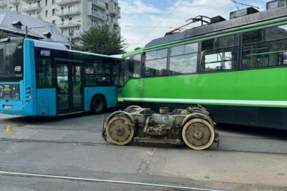 accident foarte grav in bucuresti intre un tramvai si un autobuz 11 persoane au fost ranite 6 ambulante smurd intervin video 688b3111ba7fb