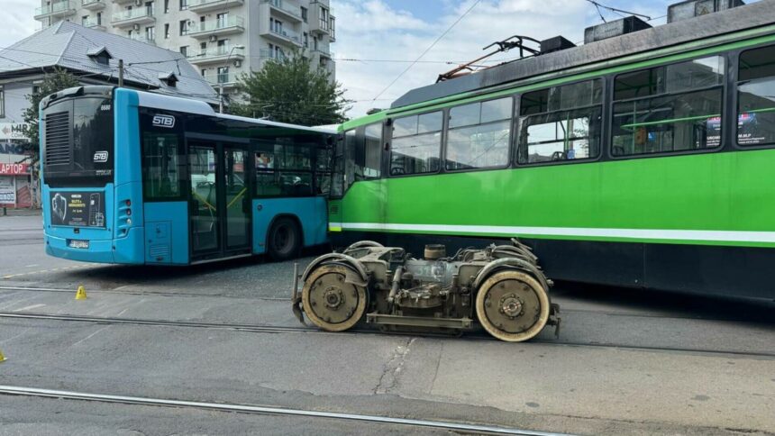 accident foarte grav in bucuresti intre un tramvai si un autobuz 11 persoane au fost ranite 6 ambulante smurd intervin video 688b3111ba7fb